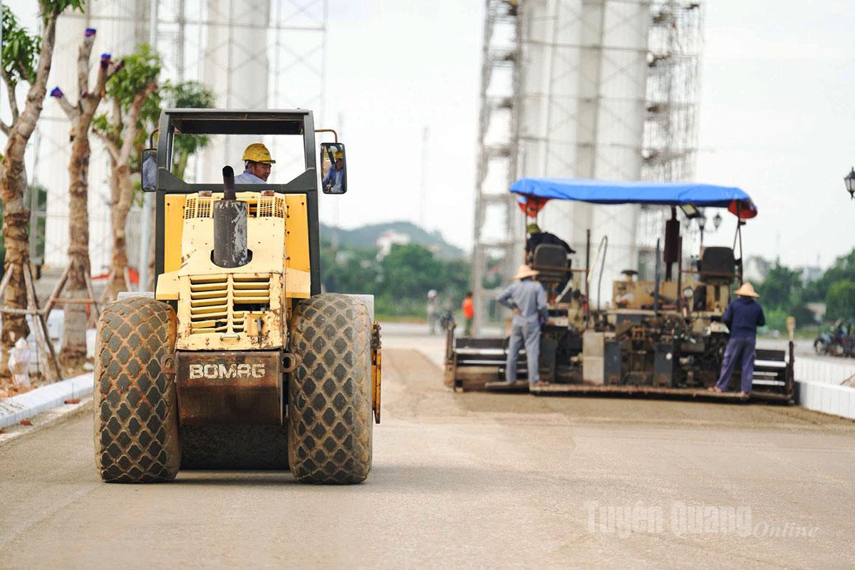 Các hạng mục đường giao thông nội khu đang gấp rút hoàn thành đúng tiến độ.
