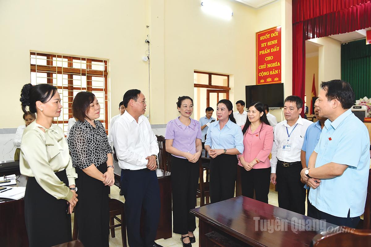Đồng chí Lê Thị Kim Dung, Phó Bí thư Thường trực Tỉnh ủy nói chuyện với cán bộ và nhân dân xã Yên Phú.