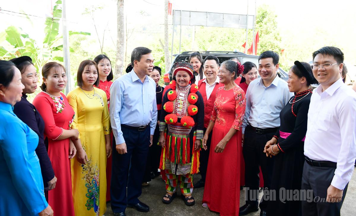 Đồng chí Ma Thế Hồng, Phó Bí thư Tỉnh ủy,
Chủ tịch Ủy ban MTTQ Việt Nam tỉnh dự Ngày hội Đại đoàn kết toàn dân tộc thôn Nà Mạ, xã Nà Hang.