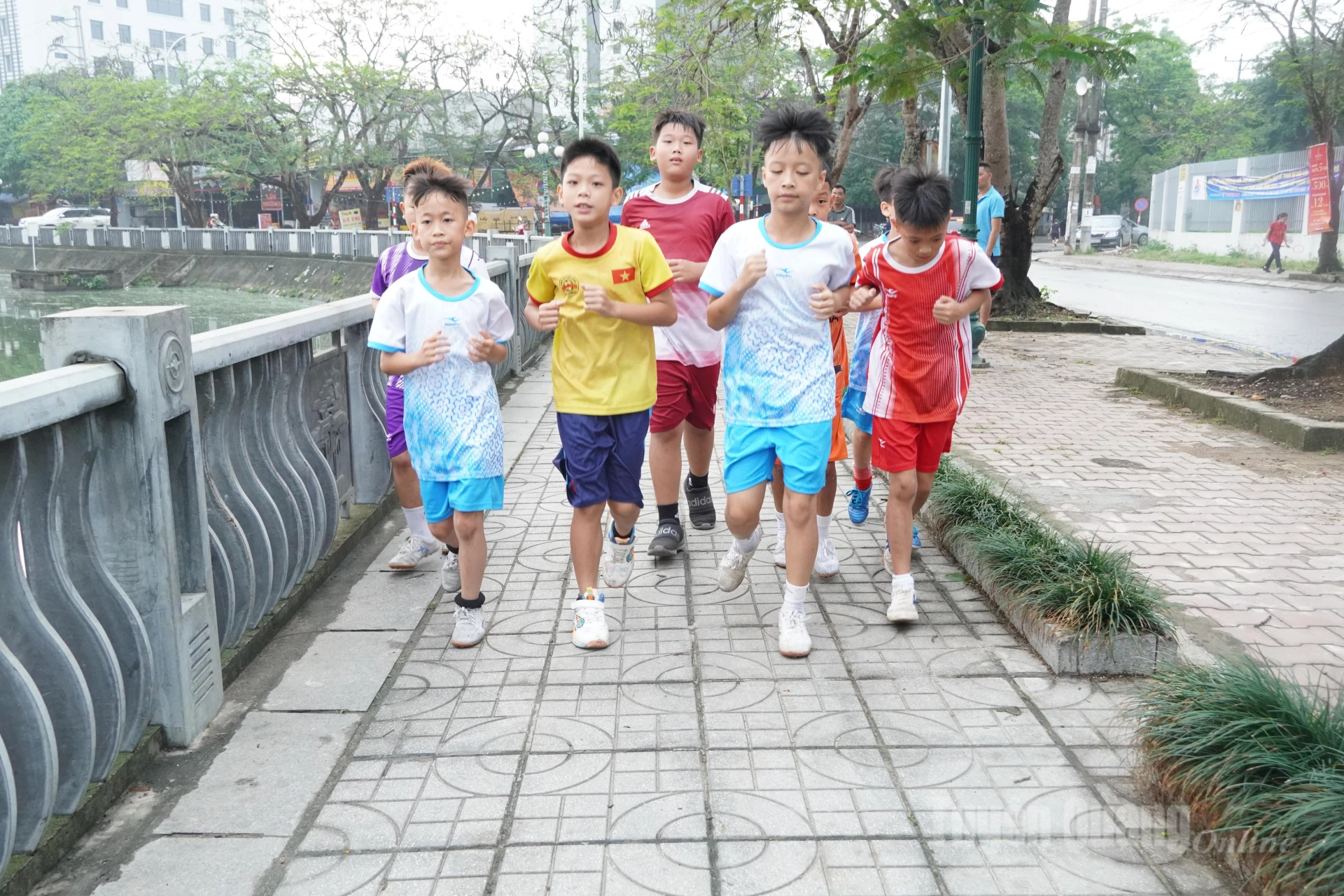 Các cháu thiếu nhi rèn luyện việc chạy bộ quanh hồ Đài tưởng niệm các anh hùng liệt sỹ tỉnh.