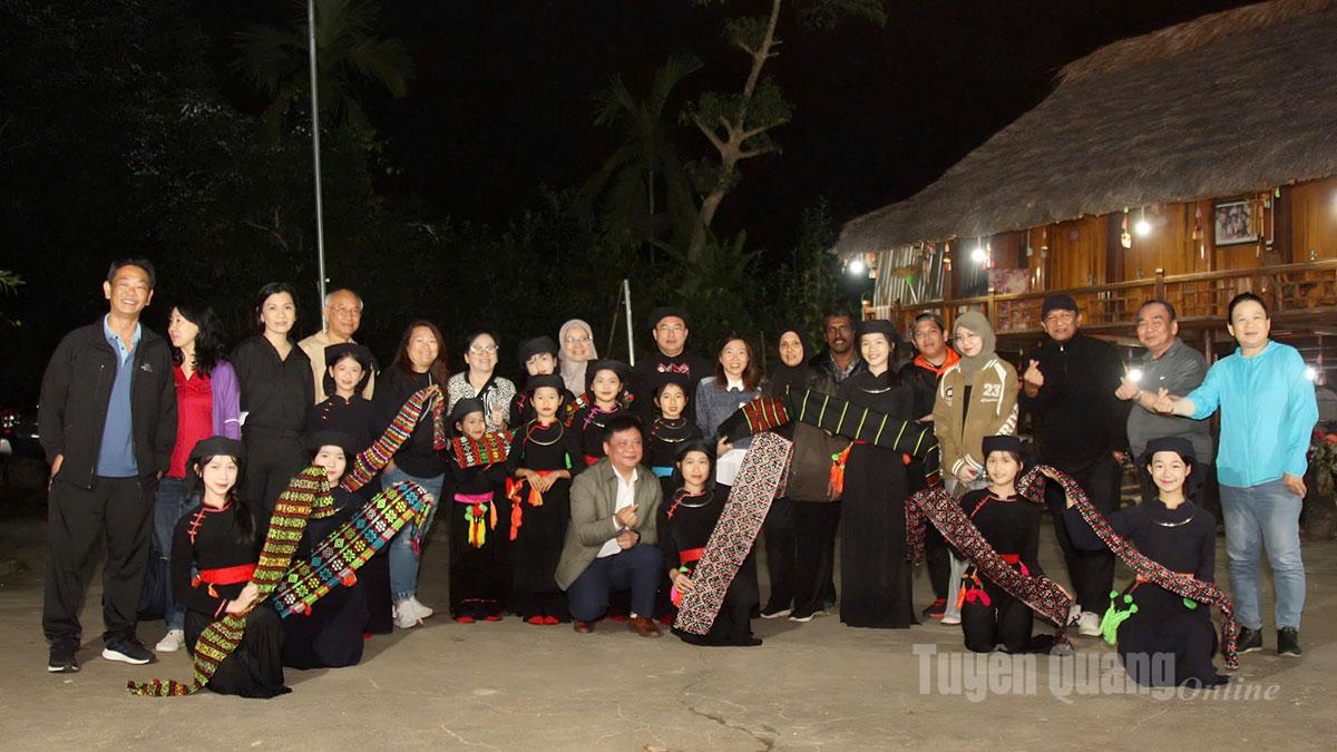 Đoàn Famtrip quốc tế khảo sát, trải nghiệm tại các homestay xã Thượng Lâm.