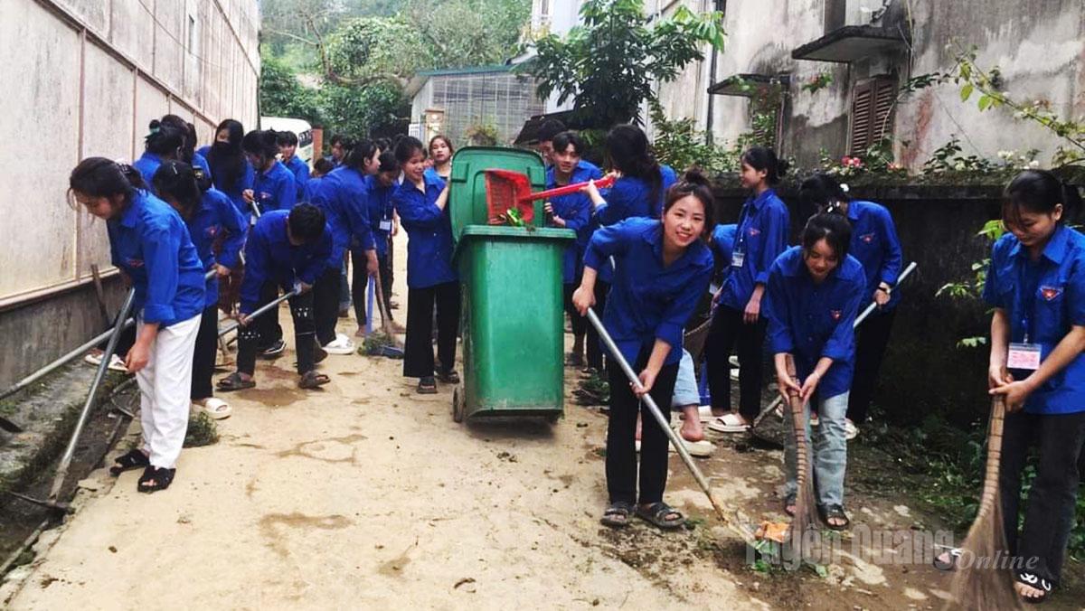Các em học sinh Trường Trung cấp DTNT – GDTX Bắc Quang tham gia dọn dẹp vệ sinh khu vực dân cư gần trường học.