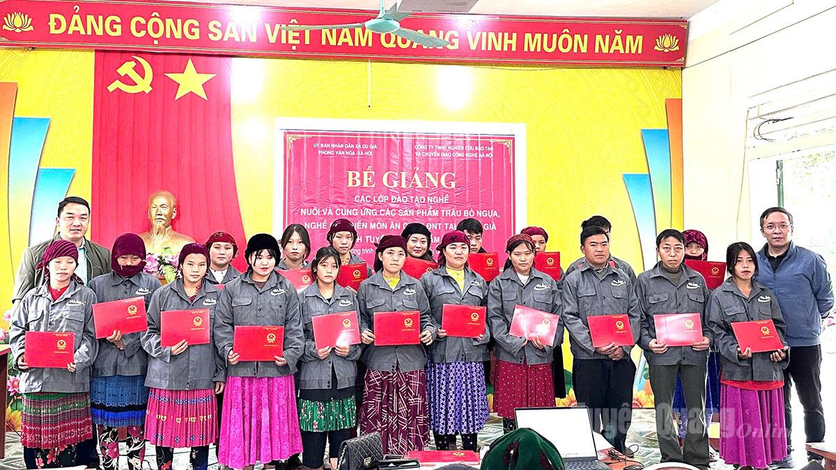 Đại diện đơn vị tổ chức trao chứng nhận hoàn thành lớp học cho các học viên.