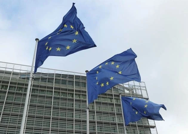 European flags fly outside the European Commission headquarters in Brussels, Belgium. (Photo: Xinhua/VNA)