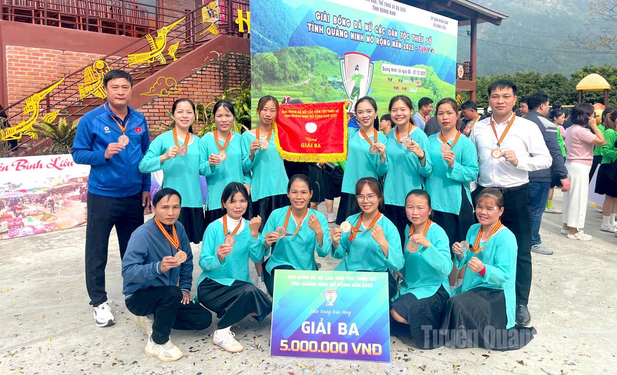 Đội bóng đá nữ Hoà An giành giải 3 tại Giải bóng đá nữ các dân tộc thiểu số tỉnh Quảng Ninh mở rộng 2025.