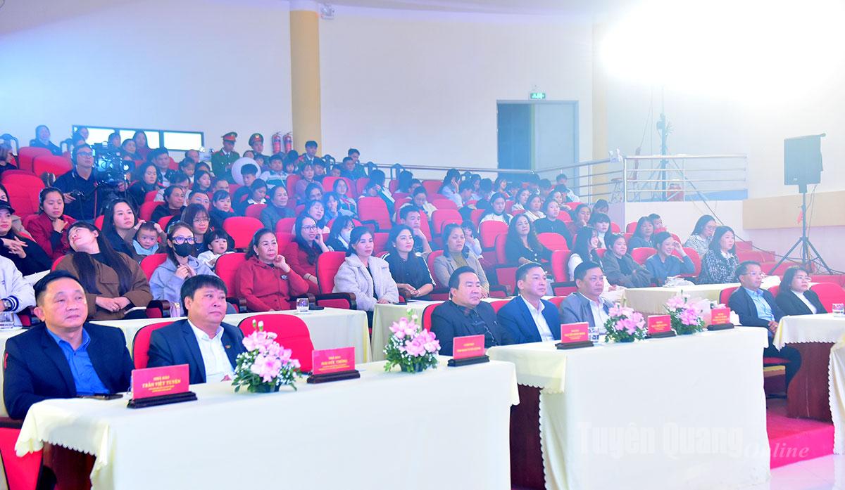 Các đại biểu dự chương trình và đông đảo khá giả đến cổ vũ cho các đội thi.