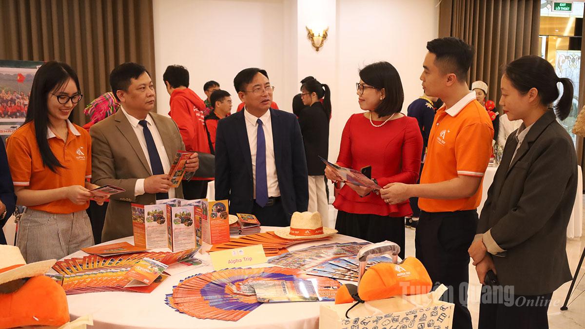 Lãnh đạo Hiệp hội Du lịch tỉnh và lãnh đạo Sở Văn hóa, Thể thao và Du lịch tham quan khu vực trưng bày.