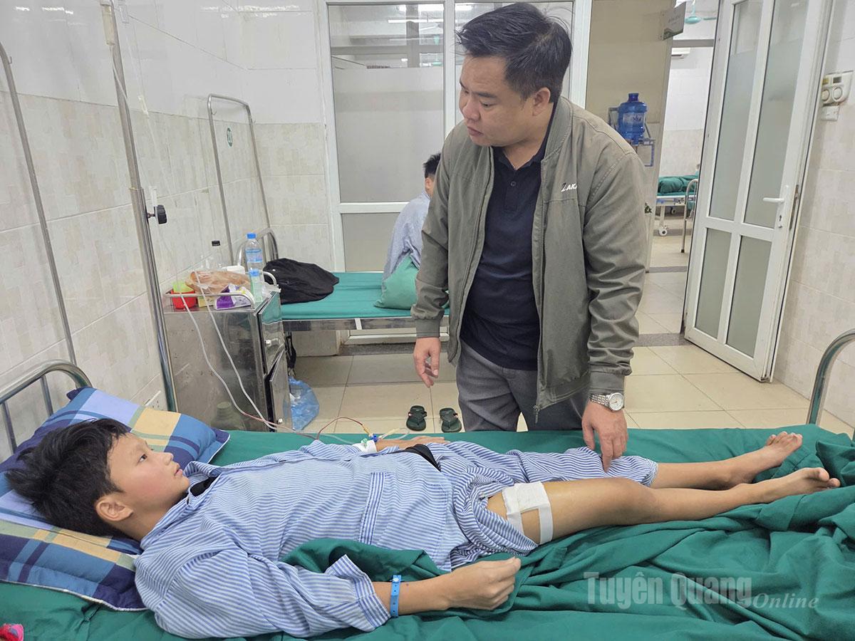 Những ngày điều trị tại Bệnh viện Đa khoa Hà Giang, tỉnh Tuyên Quang, em Thào Mí Chơ được các thầy, cô giáo trường Phổ thông Dân tộc bán trú Tiểu học và THCS Lũng Cú chăm sóc.