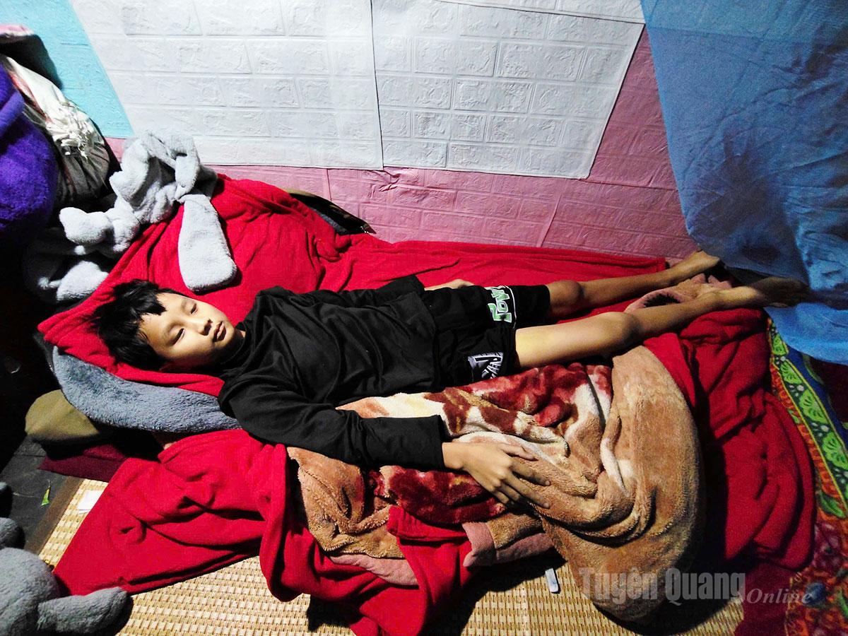 Em Thào Mí Chơ, lớp 9A, Trường Phổ thông Dân tộc bán trú Tiểu học và THCS Lũng Cú ra viện điều trị tại nhà.