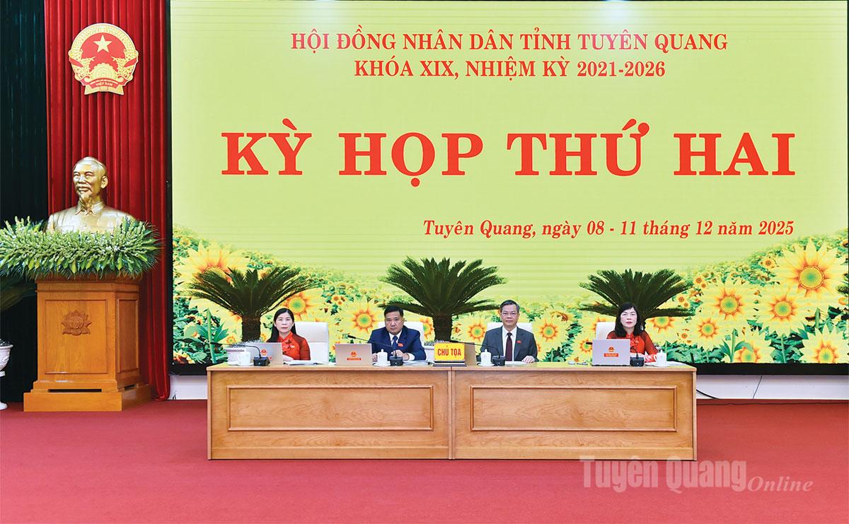 Các đồng chí Thường trực HĐND tỉnh chủ trì Kỳ họp thứ hai, HĐND tỉnh khóa XIX.			     