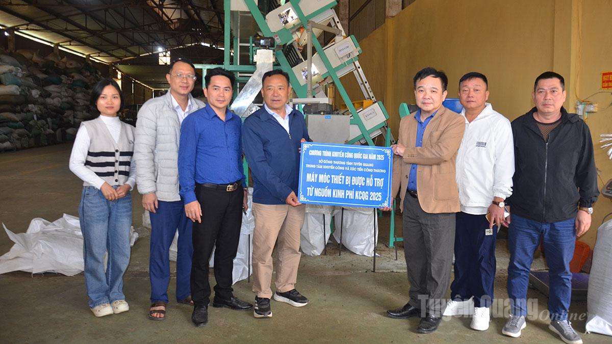 Lãnh đạo Trung tâm Khuyến công và Xúc tiến thương mại tỉnh trao hỗ trợ từ nguồn khuyến công quốc gia cho Công ty cổ phần chè Hùng An.