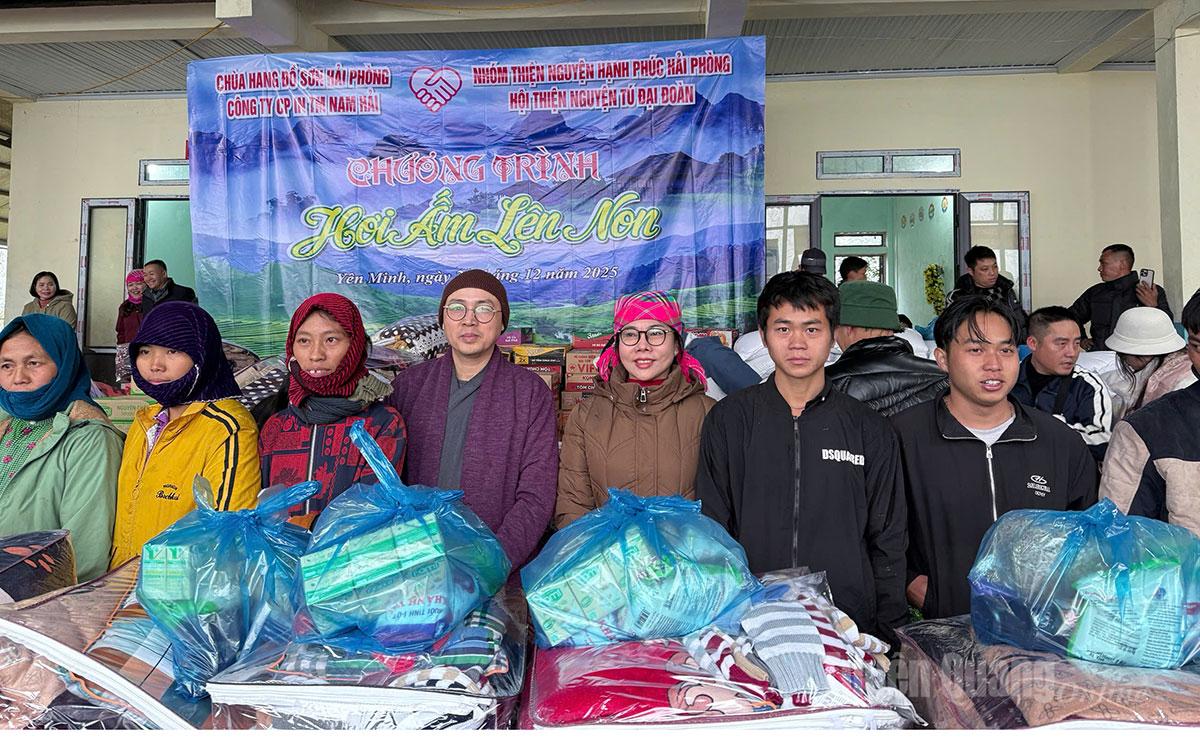 Đoàn tặng các suất quà cho các hộ nghèo.