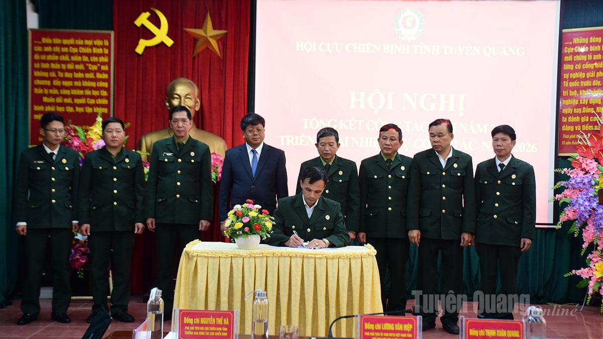 Đại diện các Cụm ký giao ước thi đua năm 2026.