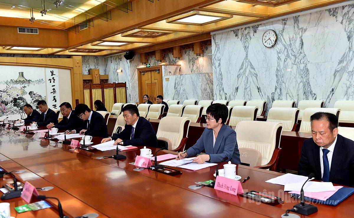 Các đại biểu Đại hội đại biểu nhân dân Khu tự trị dân tộc Choang Quảng Tây tại hội đàm.