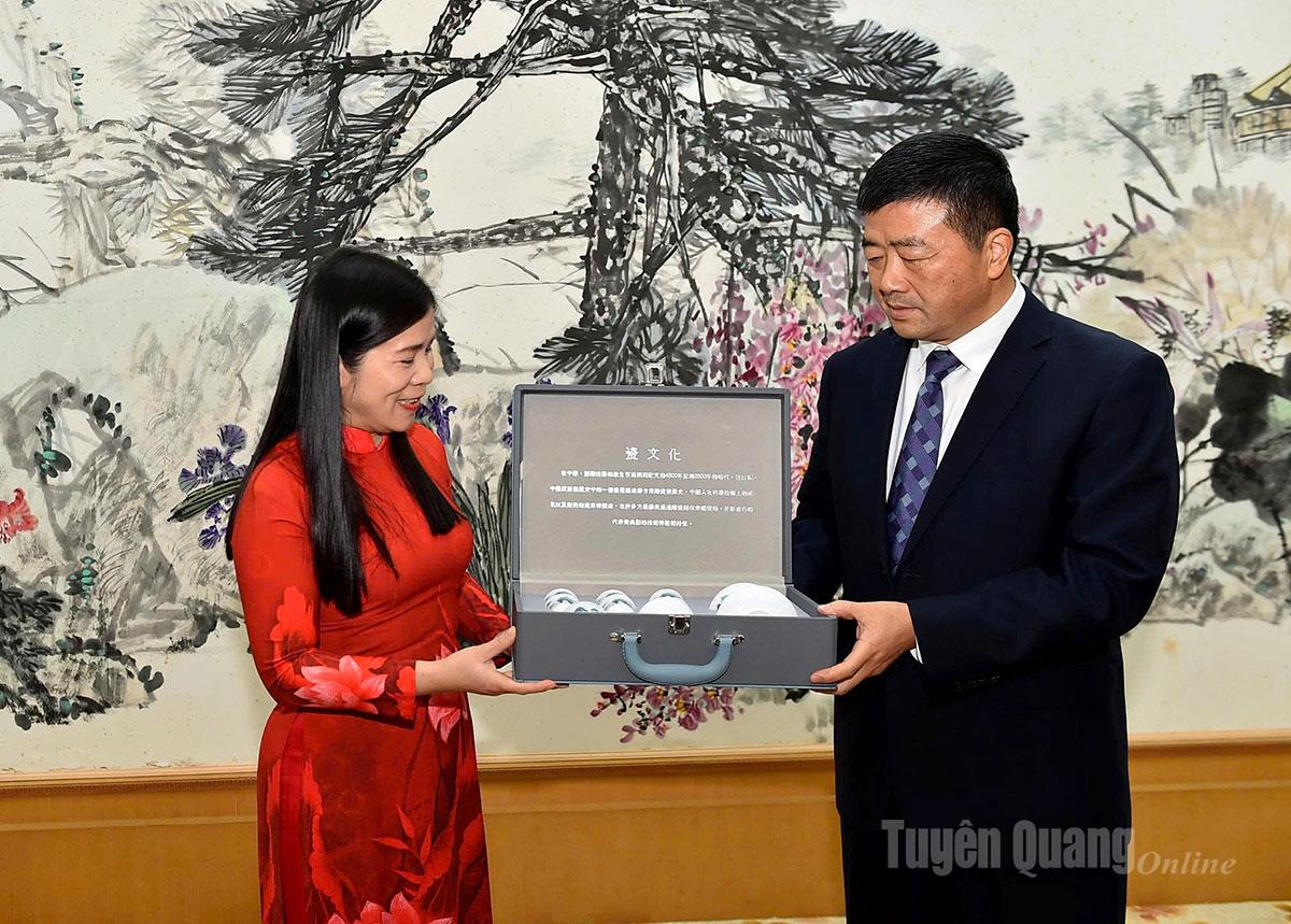 Đồng chí Phương Xuân Minh, Phó Chủ nhiệm Thường trực Ban Thường vụ Đại hội đại biểu nhân dân Khu tự trị dân tộc Choang Quảng Tây tặng quà lưu niệm đồng chí Phó Chủ tịch HĐND tỉnh Lê Thị Thanh Trà.