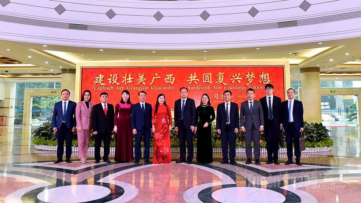 Đoàn công tác HĐND tỉnh chụp ảnh lưu niệm tại Đại hội đại biểu nhân dân Khu tự trị dân tộc Choang Quảng Tây.