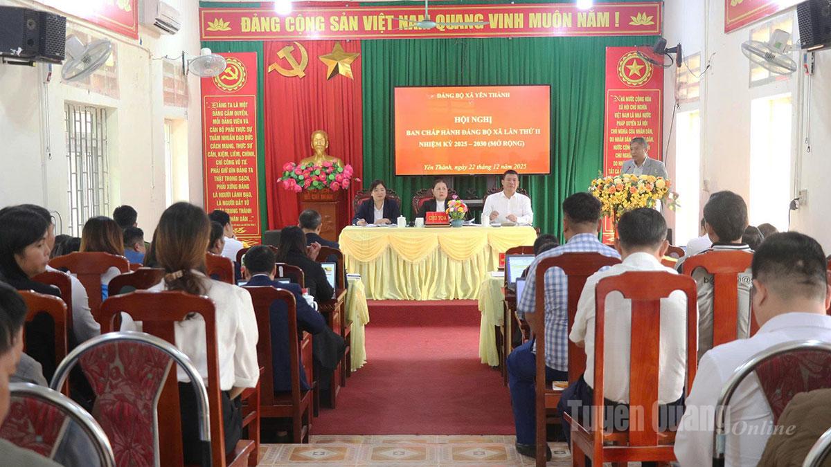 Phó Bí thư Thường trực chuyên trách Đảng ủy các cơ quan Đảng tỉnh Nguyễn Hồng Trang phát biểu chỉ đạo tại hội nghị.