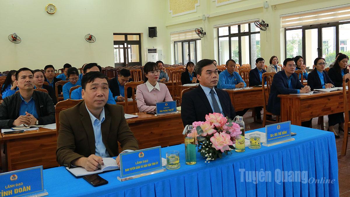Đồng chí Ma Thế Hồng, Phó Bí thư Tỉnh ủy, Chủ tịch Ủy ban Mặt trận Tổ quốc tỉnh dự Hội nghị BCH Liên đoàn Lao động tỉnh.