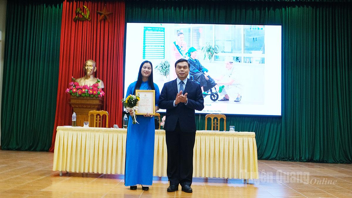 Phó Bí thư Tỉnh ủy, Chủ tịch Ủy ban Mặt trận Tổ quốc tỉnh Ma Thế Hồng trao giải Nhất cho tác giả đoạt giải Cuộc thi ảnh “Nét đẹp công đoàn và người lao động tỉnh Tuyên Quang năm 2025”.