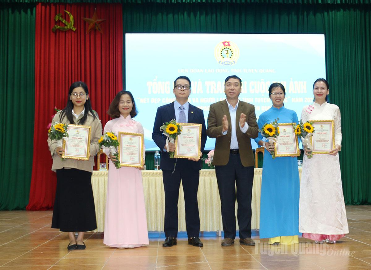 Lãnh đạp Ban Tuyên giáo và Dân vận Tỉnh ủy trao giải Nhì cho các tác giả.