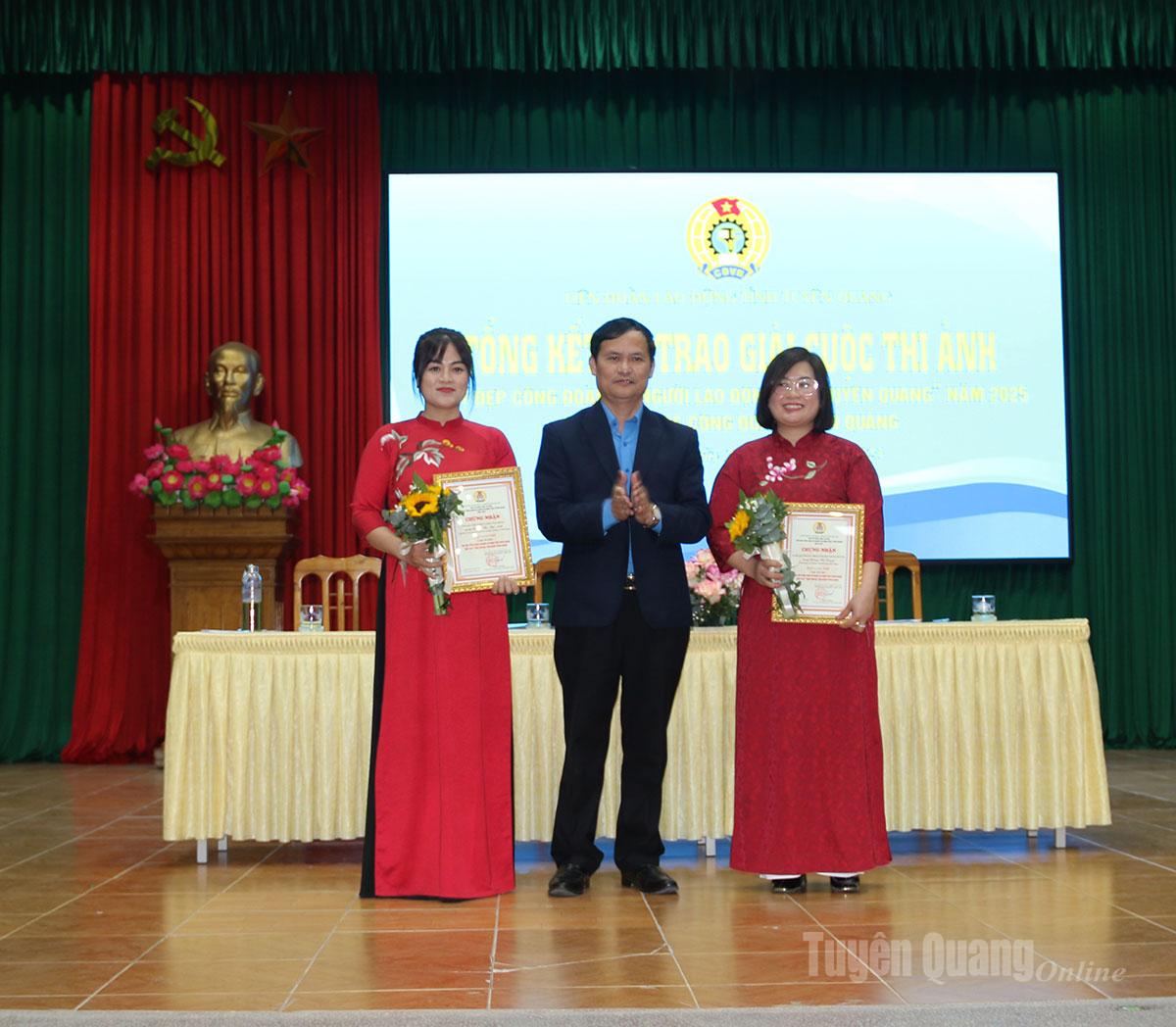 Lãnh đạo Liên đoàn Lao động tỉnh trao giải 3 cho các tác giả.