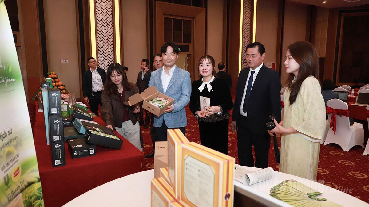 Các đại biểu tham quan các gian hàng trưng bày sản phẩm OCOP của Tuyên Quang tại hội nghị.