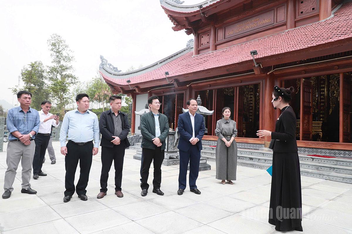 Các đại biểu tham quan Khu di tích Ban Thường trực Quốc hội nằm trong quần thể Khu di tích lịch sử Quốc gia đặc biệt Tân Trào, xã Tân Trào.