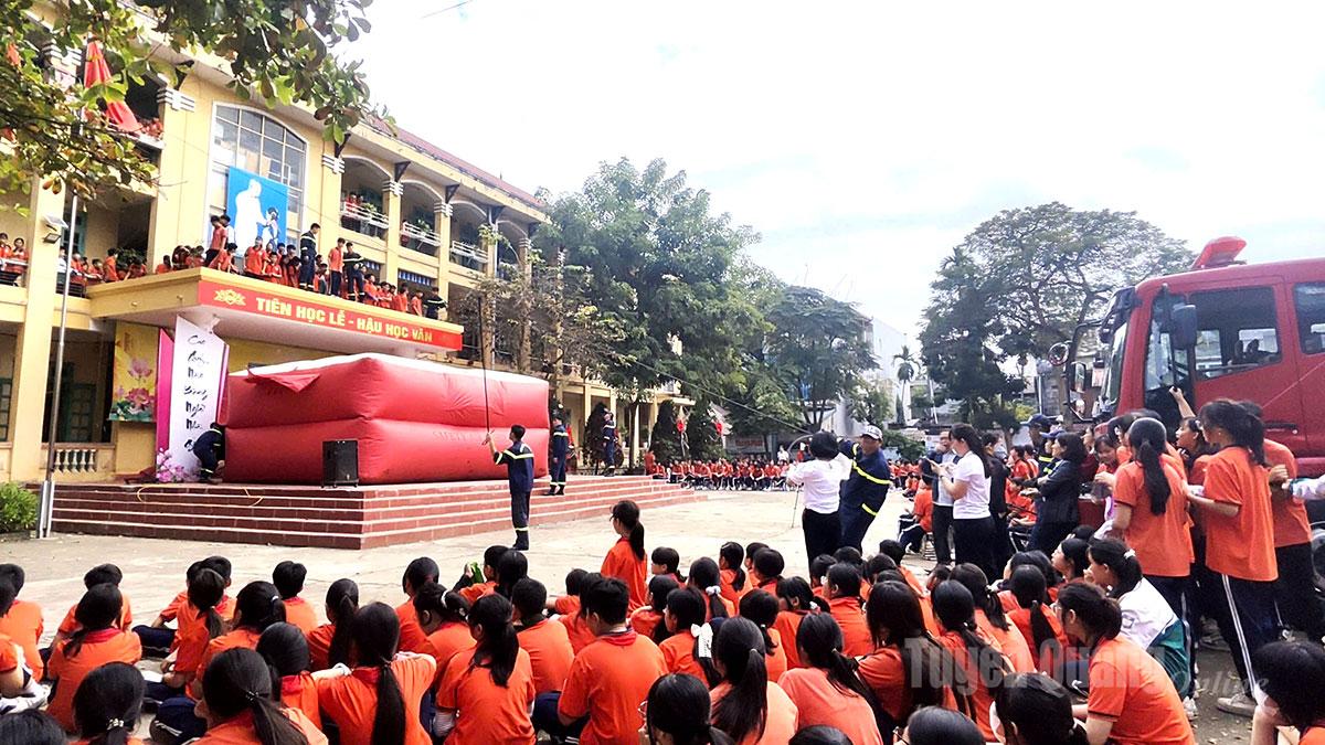 Các giáo viên, học sinh trường THCS Hồng Thái thực hành kỹ năng kỹ năng thoát hiểm bằng đệm hơi, cầu dây nghiêng trong tình huống cháy nổ tại nhà cao tầng.