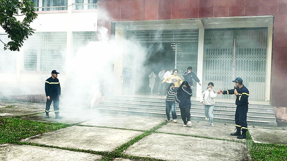 Lực lượng Cảnh sát PCCC và CNCH hướng dẫn học sinh, sinh viên trường Đại học Tân Trào thực hành kỹ năng thoát nạn trong môi trường có khói, khí độc.