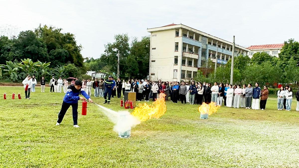 Đông đảo học sinh, sinh viên được tìm hiểu, thực hành sử dụng bình cứu hoả xách tay.