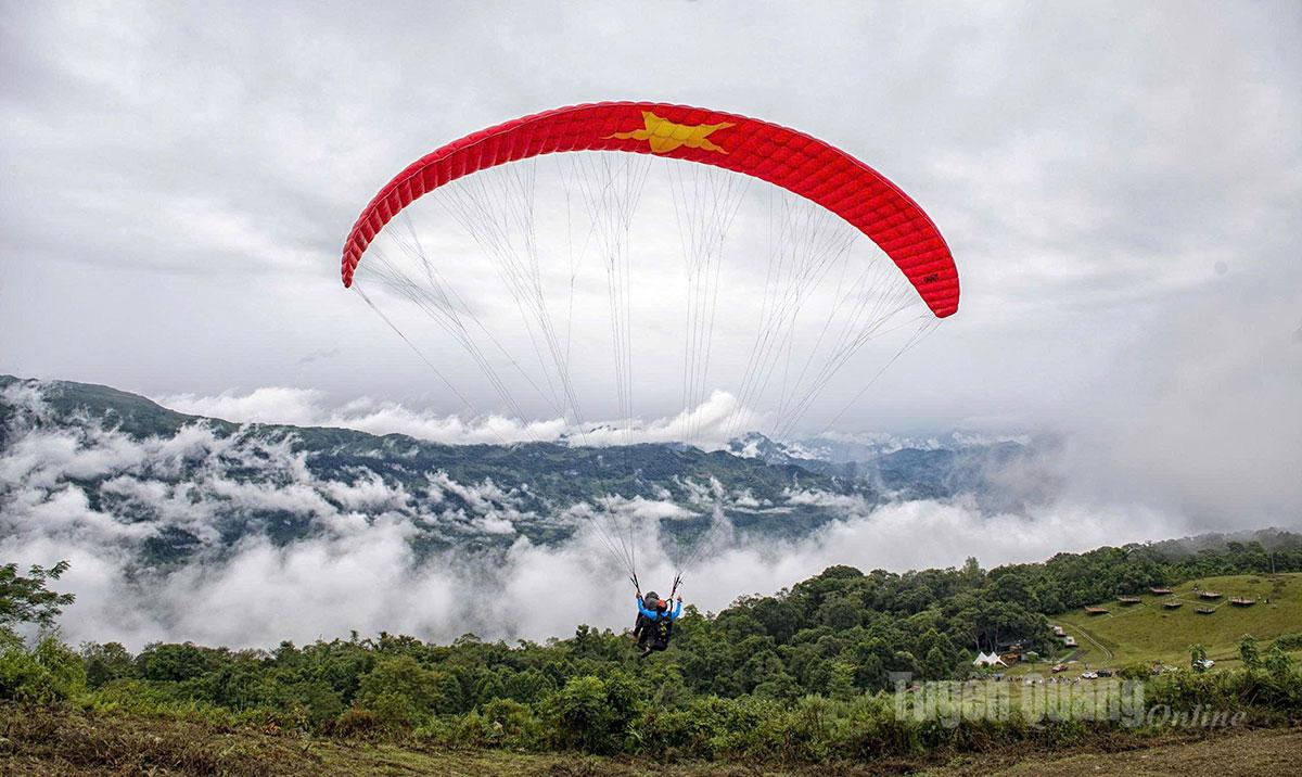 One of the commune’s most iconic sights is the “sea of clouds” drifting over the mountains, a natural wonder that attracts numerous tourists.