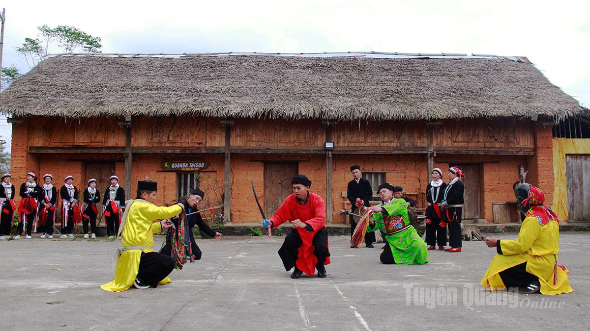 The ‘Cap sac’ ceremony marks the maturity of the Dao men.