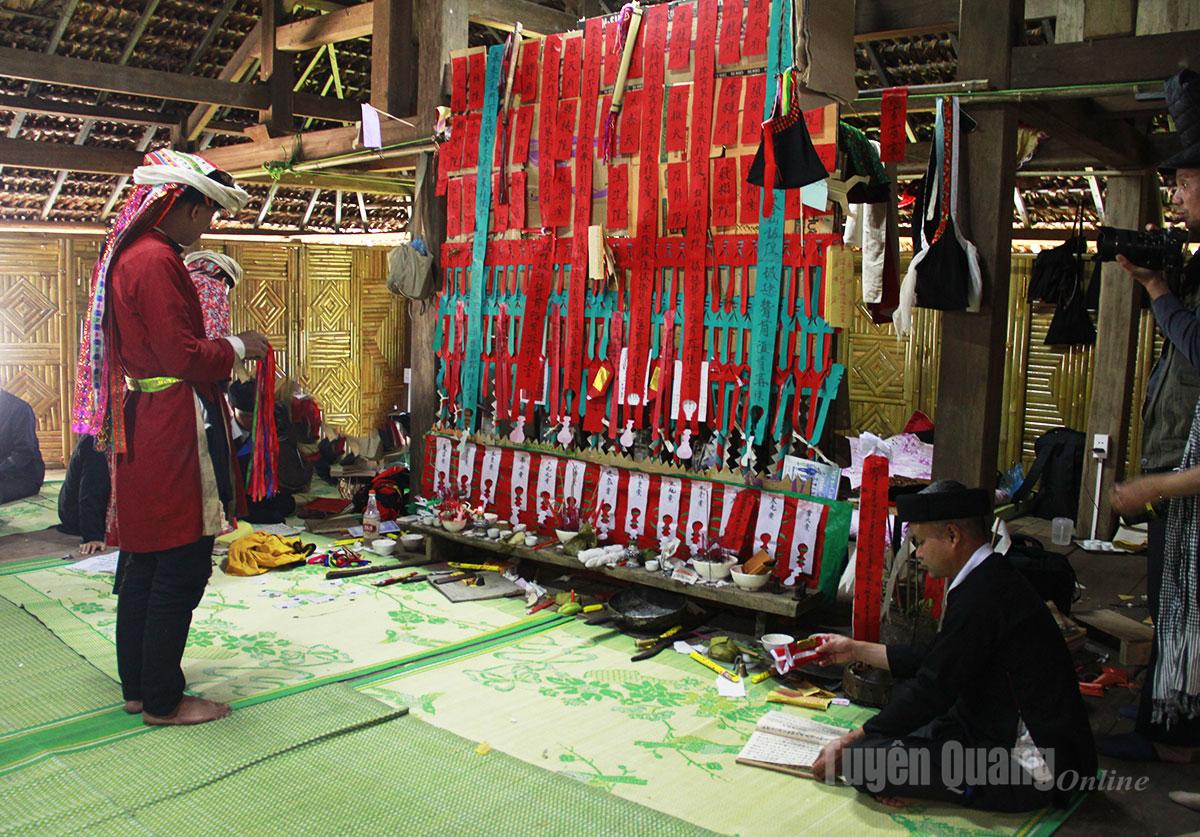 The ritual is held over several days and nights, under the guidance of a shaman, and includes a wide range of ceremonial activities.