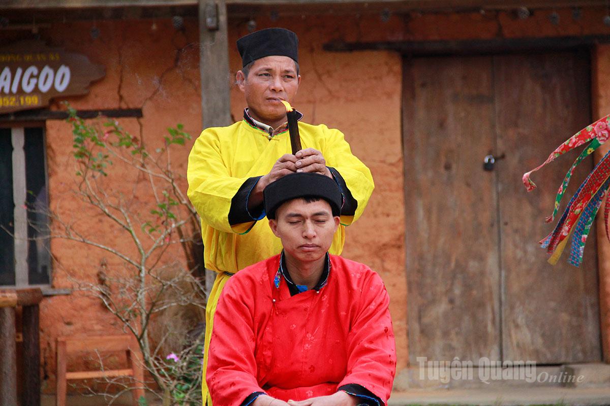 The man receiving the ‘Cap Sac’ must take part in a series of ritual activities, including inviting deities, welcoming the shaman, setting up altars, granting sacred light, and being bestowed a ritual name.