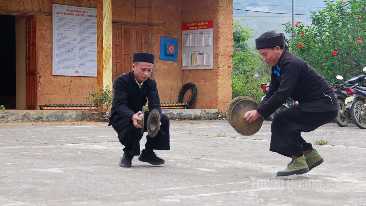 The gong dance is performed to invite the deities during the ‘Cap Sac’ ritual.