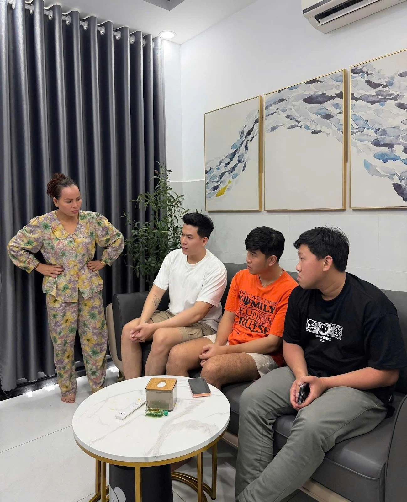 Chí Khang quay video cùng mẹ tại nhà, ghi lại những khoảnh khắc đời thường với lối diễn xuất tự nhiên.