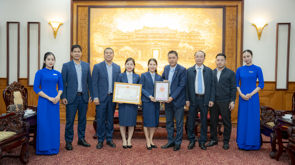 Đại diện Ngân hàng TMCP Quân đội nhận bằng khen của Chủ tịch UBND thành phố Huế và Chứng nhận “Tấm lòng vàng” của Ủy ban MTTQ Việt Nam TP Huế