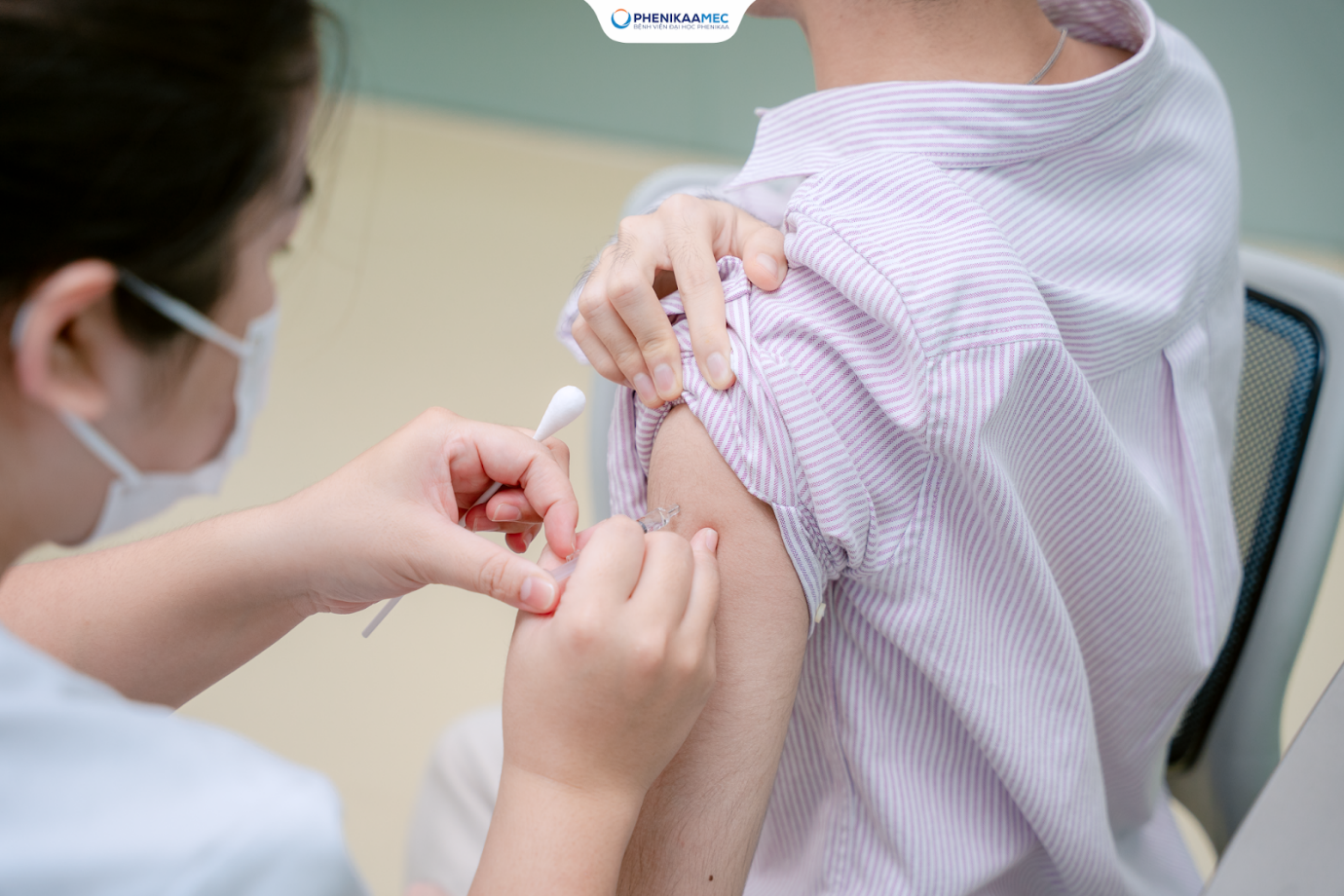 Tùy thuộc vào độ tuổi, bác sĩ chuyên khoa sẽ tư vấn lịch tiêm, vắc xin viêm não mô cầu phù hợp 