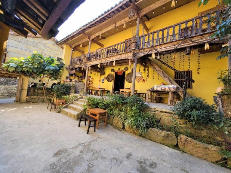 Một buổi sáng vùng cao: mở cửa homestay, núi non hiện ra ngay trước mắt.