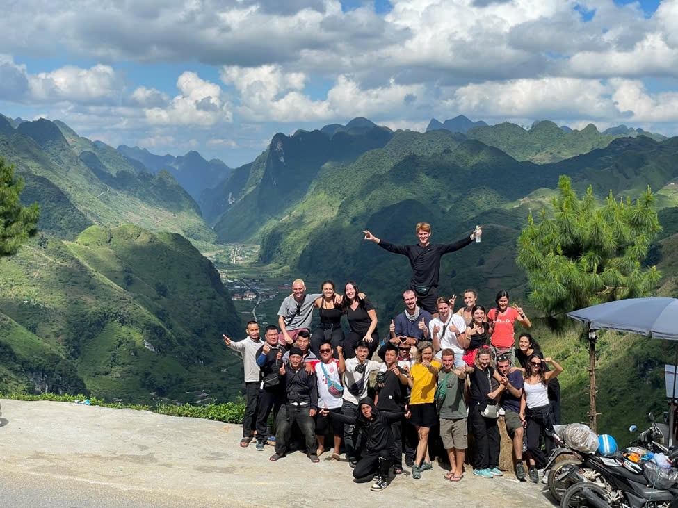Từ những người xa lạ, hành trình Hà Giang Loop kết nối họ bằng từng kilomet đường đèo.