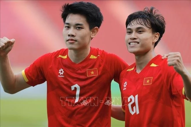 Minh Phuc (21) and Dinh Bac (7) share joy after scoring to extend U22 Viet Nam’s lead to 2–0. (Photo: VNA)