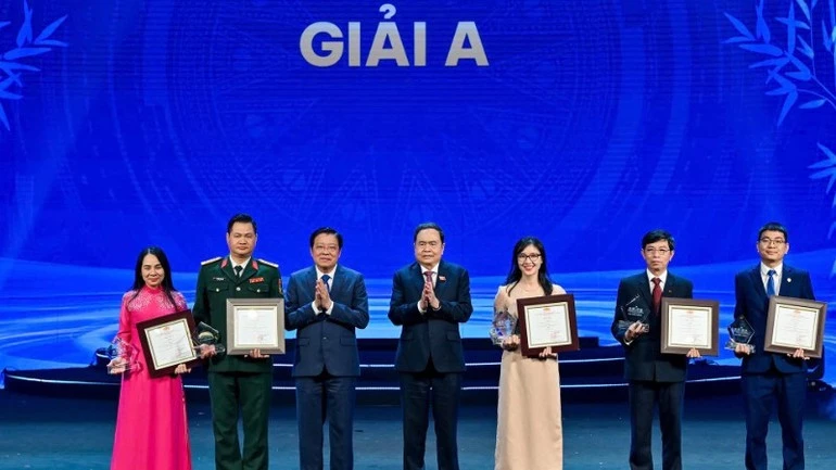 National Assembly Chairman Tran Thanh Man and A prize winners. (Photo: Thuy Nguyen)