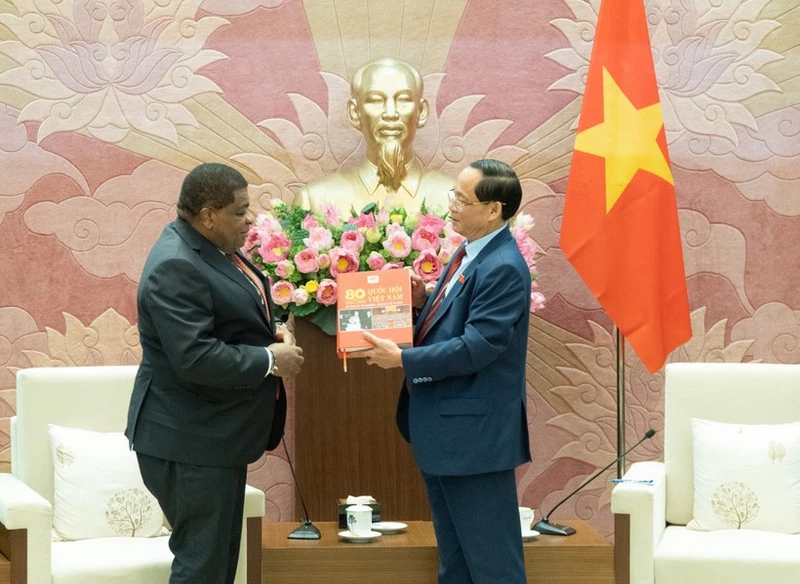 NA Vice Chairman Tran Quang Phuong and IPU Secretary-General Martin Chungong at their meeting in Ha Noi on December 29, 2025. (Photo: VNA)