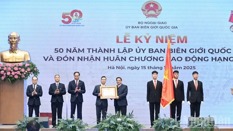 Prime Minister Pham Minh Chinh presents the first-class Labour Order to the National Boundary Commission (Photo: NDO)