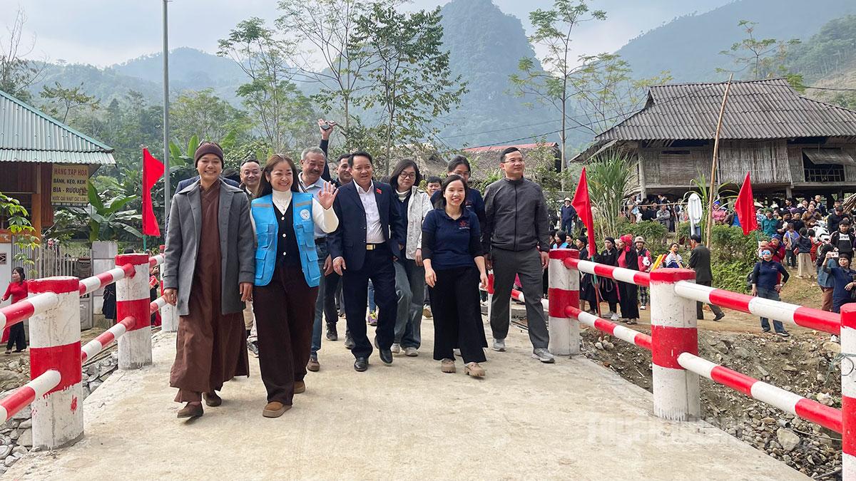 Niềm vui của các đại biểu và người dân thôn Hạ Sơn khi đi trên cây cầu mới.