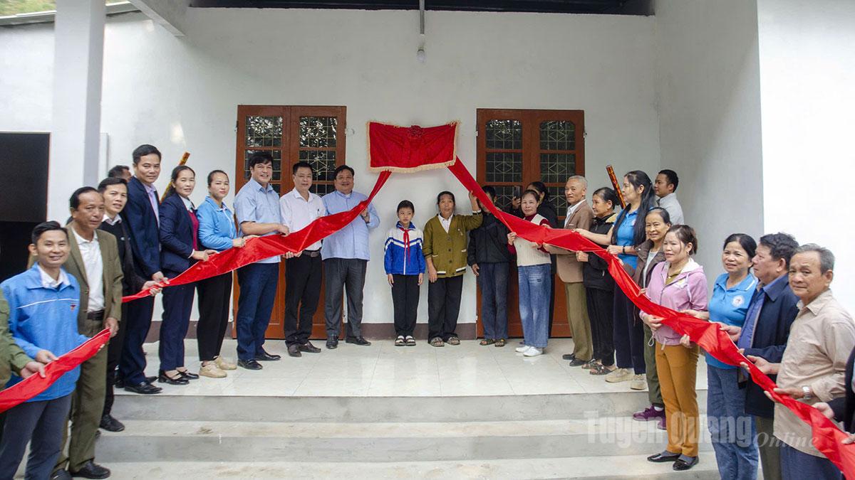 Đại biểu khánh thành nhà Đại đoàn kết tại xã Tân Thanh.