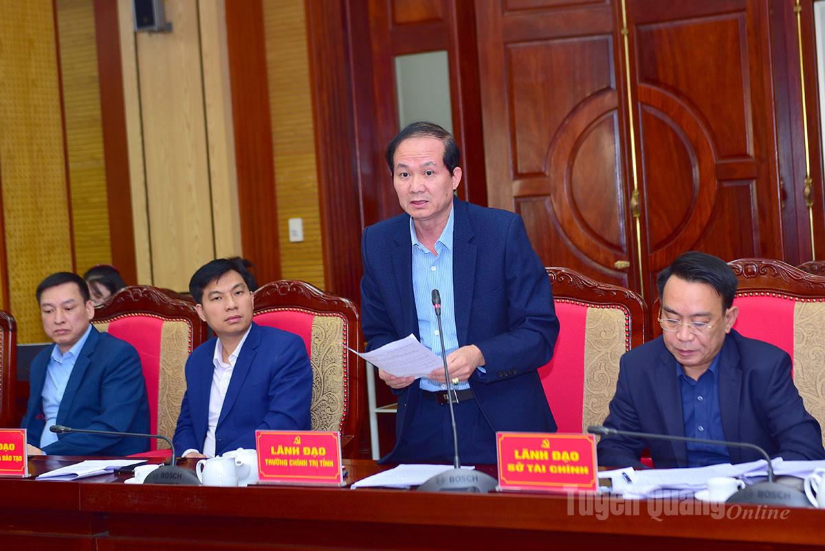 Lãnh đạo Trường Chính trị tỉnh phát biểu tại hội nghị.