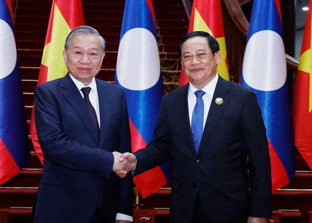 Party General Secretary To Lam (L) meets with Lao Prime Minister Sonexay Siphandone in Vientiane on December 1. (Photo: VNA)
