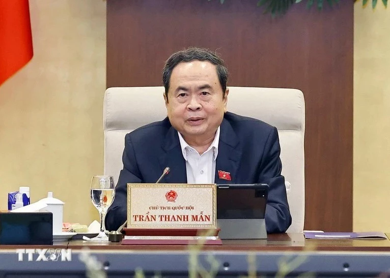 National Assembly Chairman Tran Thanh Man, who also serves as Chairman of the National Election Council, signs Resolution No. 85/NQ-HĐBCQG detailing the total number of constituencies nationwide, along with the list of electoral units and the number of deputies to be elected in each locality. (Photo: VNA)