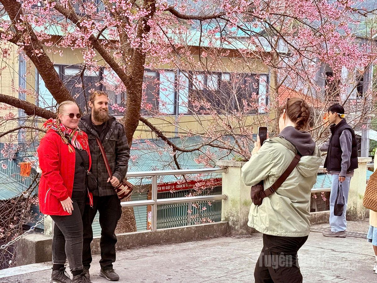 Many foreign tourists are also impressed by the romantic scenery in Lung Cu.